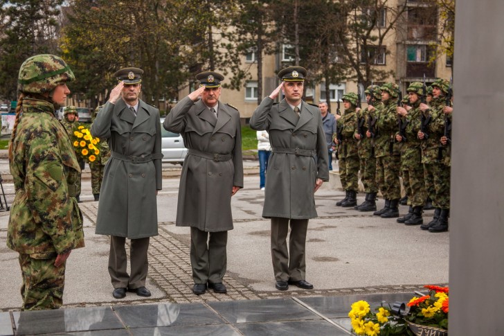 Delegacija Vojske Srbije polaže venac na spomenik Milenku Pavloviću