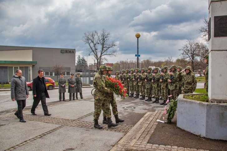 Delegacija Grada polaže venac na spomenik žrtvama NATO agresije