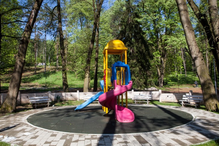 Dečje igralište u parku Pećina