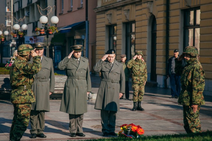 Predstavnici Vojske Srbije polažu cveće