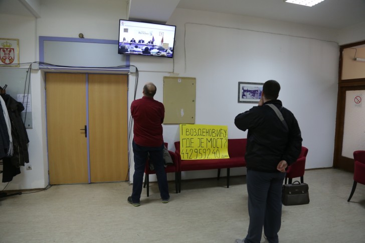 Aktivista Lokalnog fronta u holu ispred sale