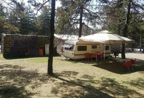 Kamp kućica na gradskoj parceli u parku na Divčibarama nevidljiva za komunalnu inspekciju