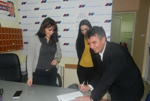 Prodanović potpisuje pristupnicu SNS (foto: Dragana Nedeljković)