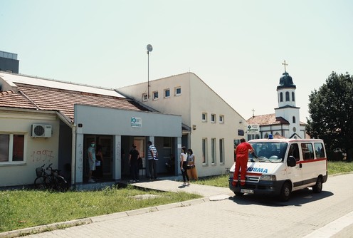 Kovod ambulanta u Novom Naselju (foto: Đorđe Đoković)