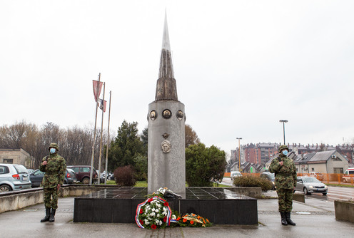 Cveće na spomenik pilotu Milenku Pavlović (foto: DjordjeDjokovic)