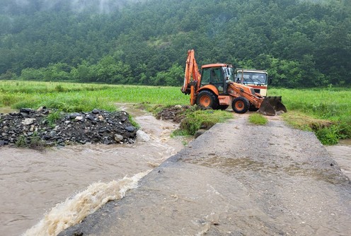 Poplave u mioničkom kraju (foto: wwwmionica.rs)