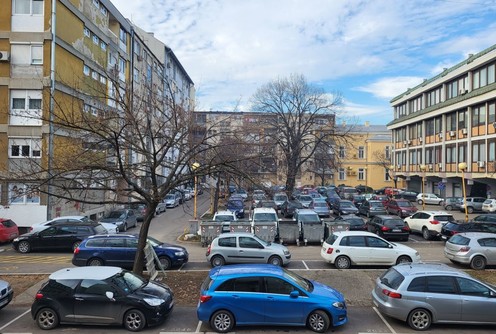 Parking iza zgrada sudova (foto: Kolubarske.rs)