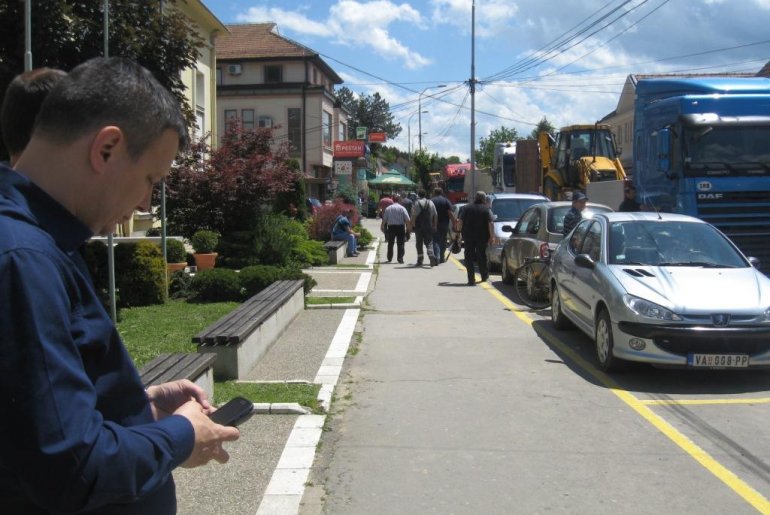 <p>Predsednik Osečine dočekuje konvoj</p> (foto: Dragan Savić)