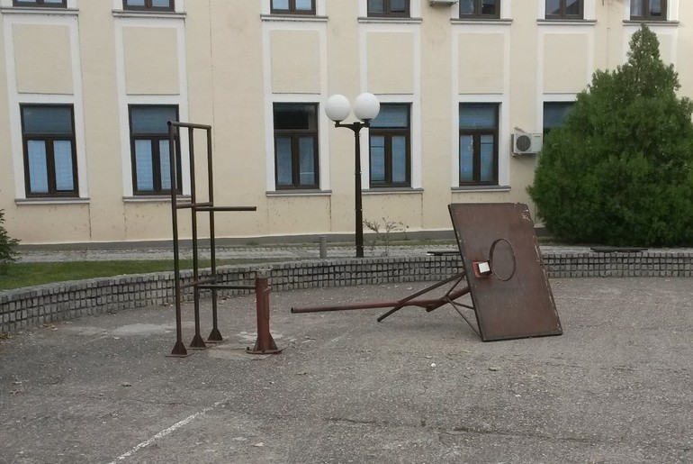 Polomljen koš u dvorištu Valjevske gimnazije (ilustracija) (foto: Đurđina Marić)
