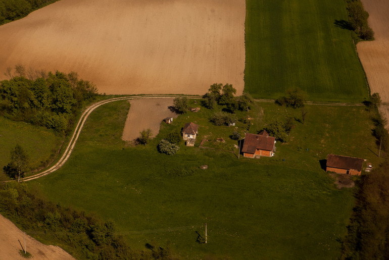 Pogled iz vazduha na seosko domaćinstvo i njive  (foto: Đorđe Đoković)