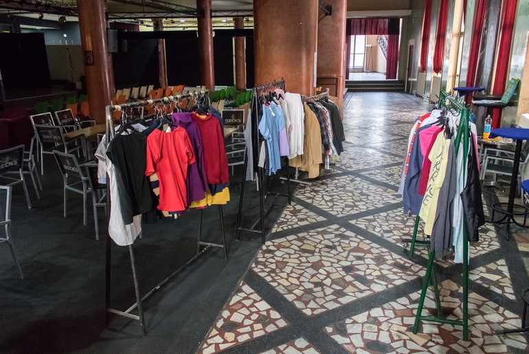 Prikupljena odeća u holu Centra za kulturu (foto: DjDjokovic)