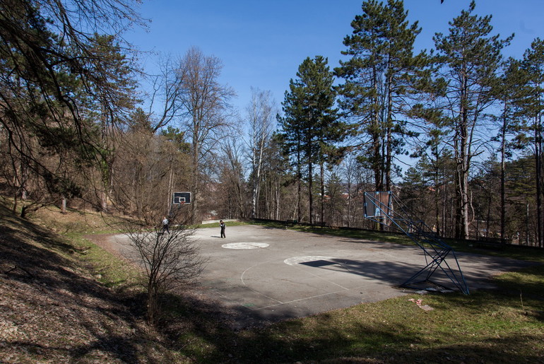 Košarkaški teren na Pećini (foto: Đorđe Đoković)