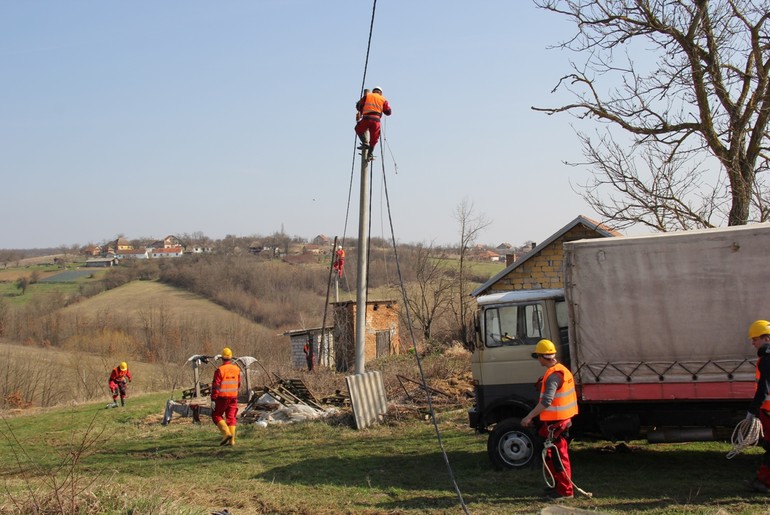 Obnova elektromreže u Slatini (foto: Milovan Milovanović)