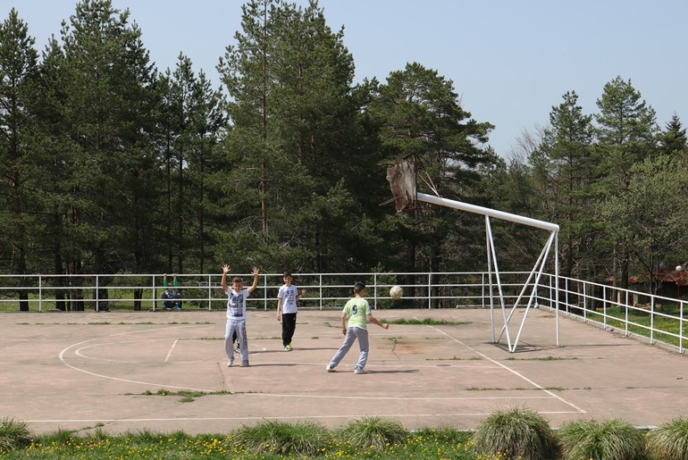 Košarkaški teren u autokampu Breza (foto: Kolubarske.rs)