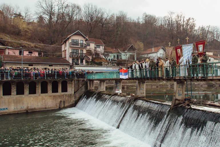 Spuštanje krsta u Gradac (foto: Đorđe Đoković)