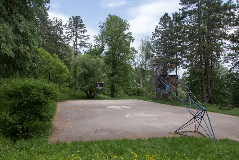 Košarkaški teren na Pećini (foto: Đorđe Đoković)