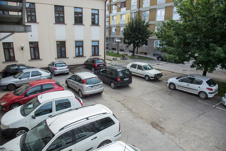 Parking kod tužilaštva i Prekršajnog suda (foto: Đorđe Đoković)