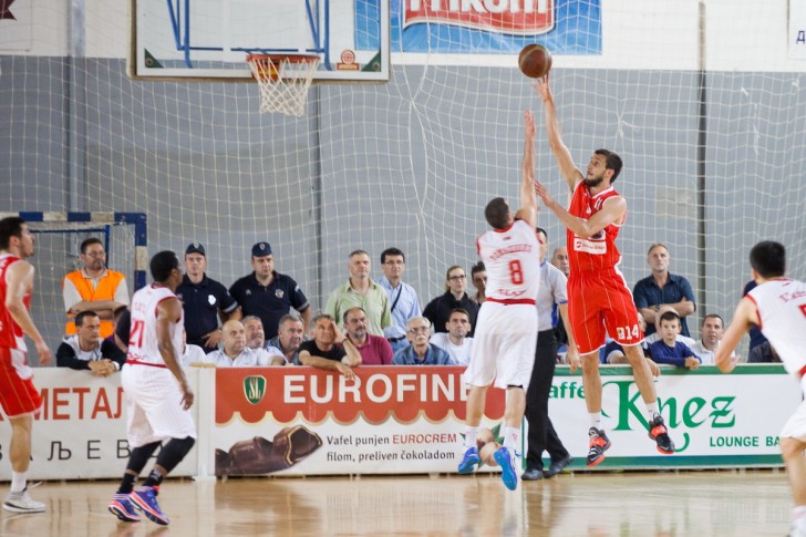 Stefan Birčević šutira na utakmici protiv Metalac