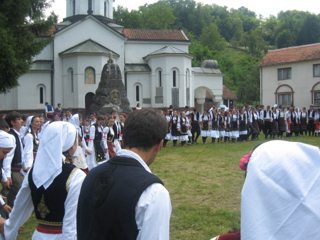 Zajedničko kolo učesnika u crkvenoj porti