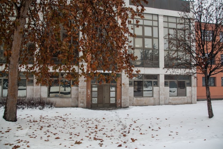 Gimnazija, ulaz kroz kavez