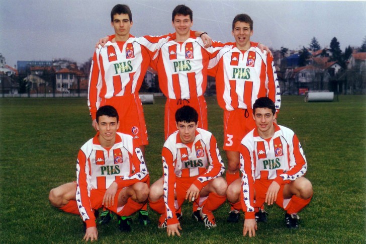 Nemanja u dresu Crvene zvezde (prvo dole s desna)