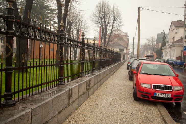 Trotoar pored crkve (asfalt ili behaton ploče?)