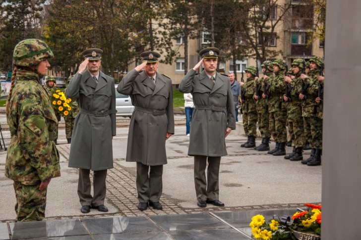 Delegacija Vojske Srbije polaže venac na spomenik Milenku Pavloviću