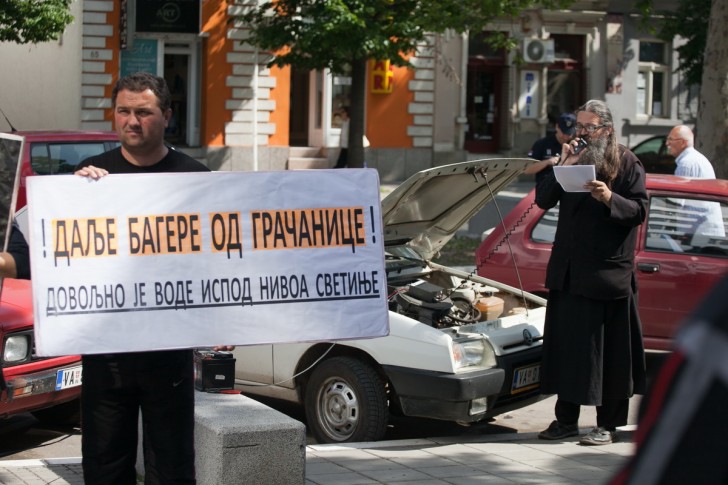 Protest ispred opštine