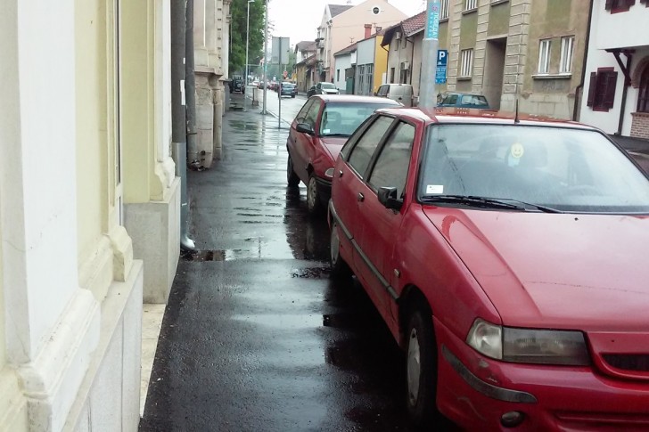 Bare na trotoaru Ulice vojvode Mišića