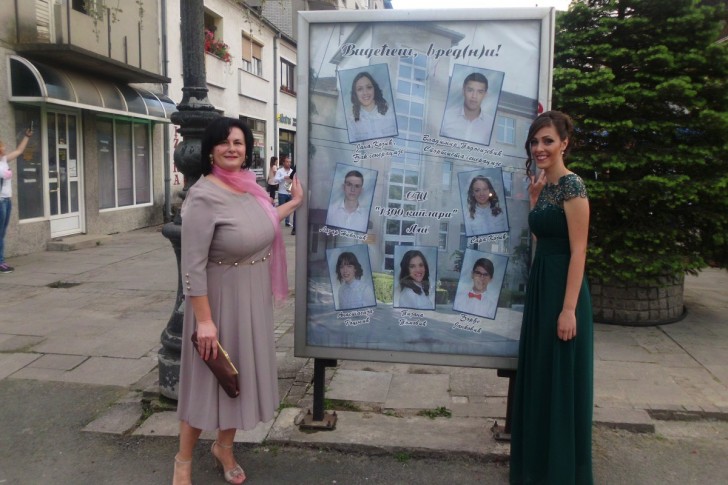 Direktorka škole Biljana Jovanović i đak generacije Sara Kojić