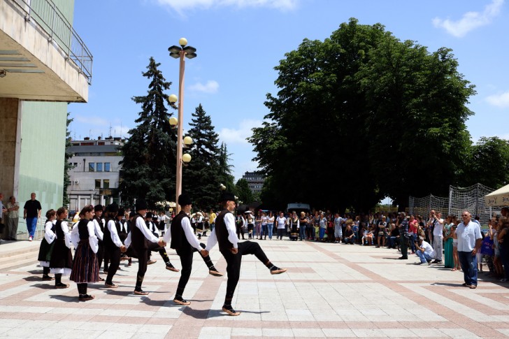 Folklor na platou ispred Centra za kulturu