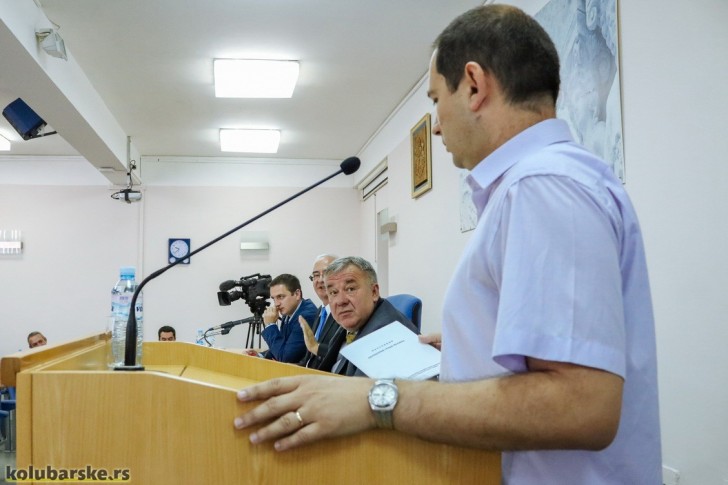 Duško Rakić za skupštinskom govornicom