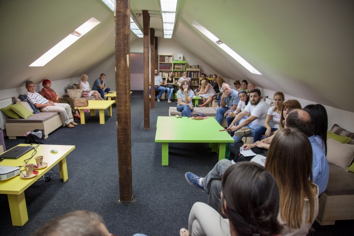 Tribina u biblioteci
