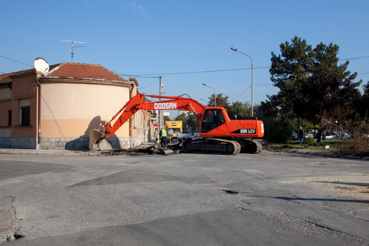Radovi na uglu Hajduk Veljkove i Mirka Obradovića