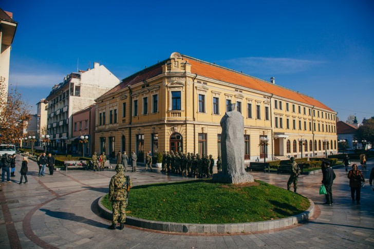 Polaganje cveća na spomenik Živojinu Mišiću