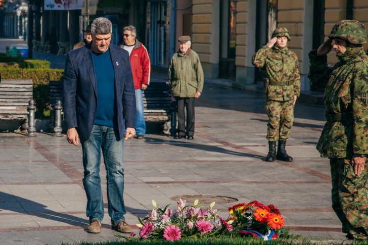 Dragan Jeremić polaže cveće