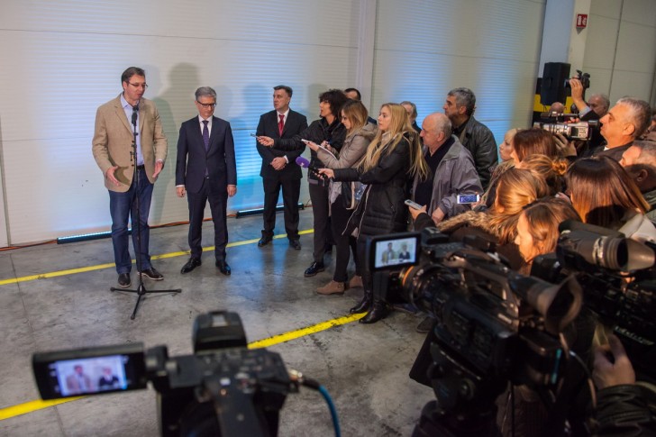 Premijer i deo novinarskih ekipa