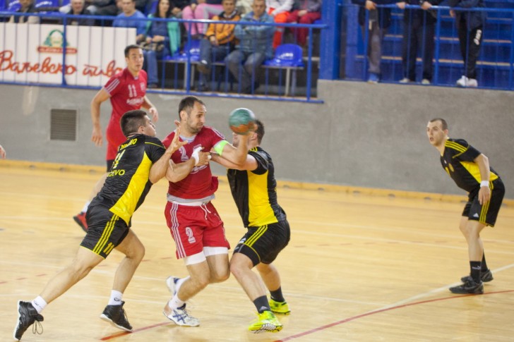 Ivan Radojičić "u sendviču" Pančevaca