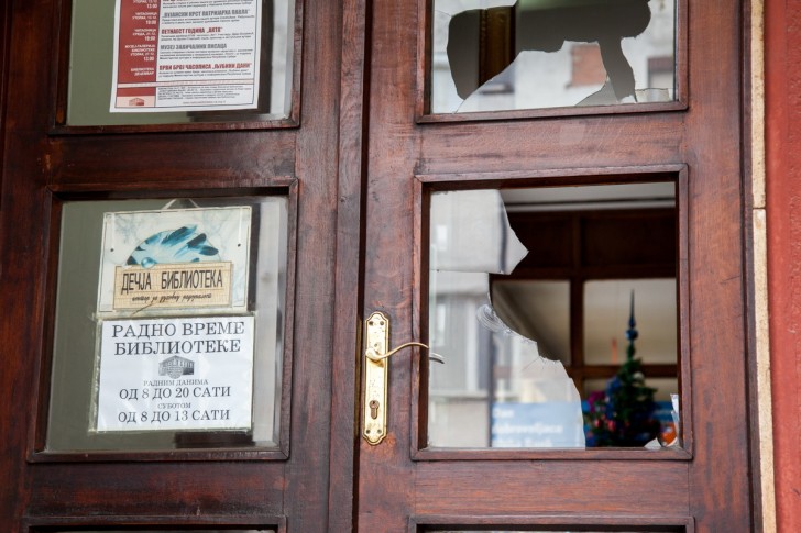 Polupano staklo na vratima dečje biblioteke