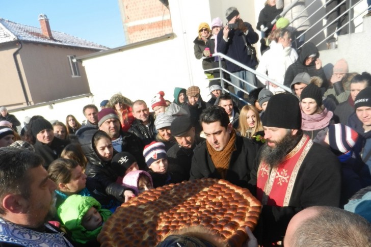Lomljenje božićne česnice