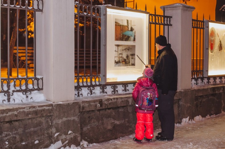 Publika na izložbi Ogradne galerije