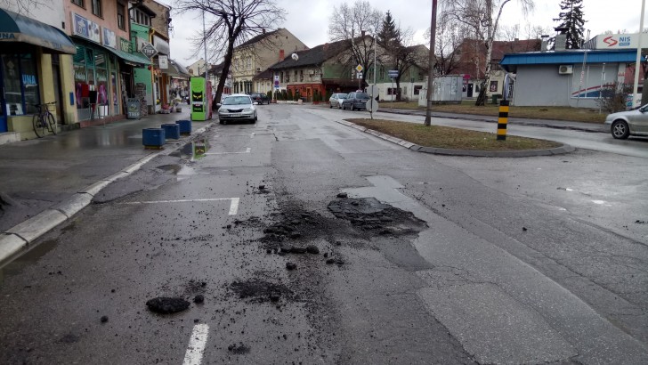 Nakon krpljenja rupa kod benzinske stanice