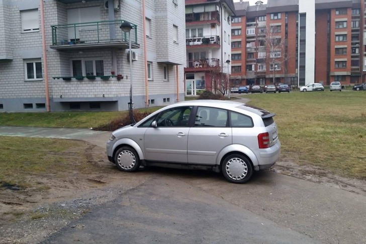 Automobil na pešačkoj stazi u Kolubari 2