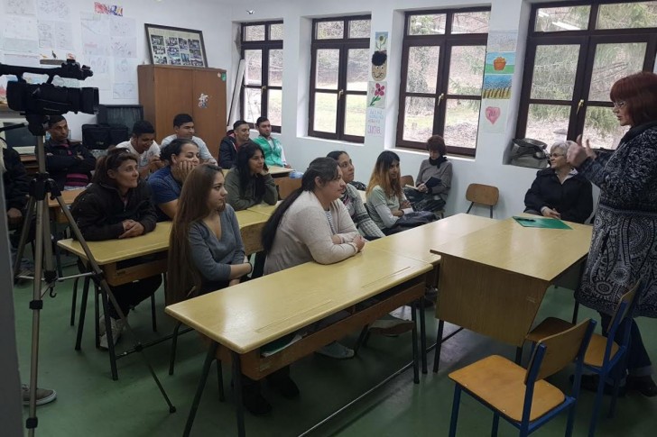 Jasmina Tošanić govori romskoj deci o higijenskim navikama