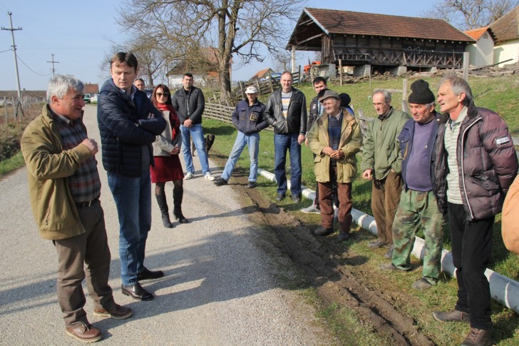 Darko Glišić sa meštanima Slatine