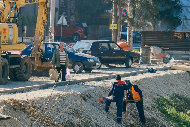 Kanalizaciona cev ispod parkinga