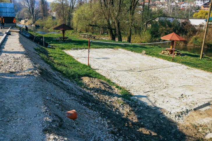 Kanalizaciona cev ispod parkinga