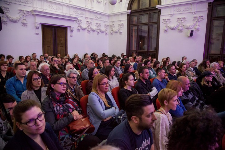 Publika u Gimnaziji na koncertu