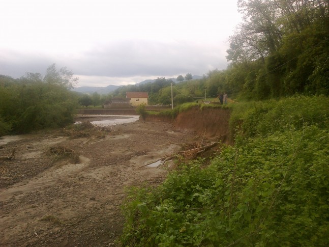 Bujica odnela njivu