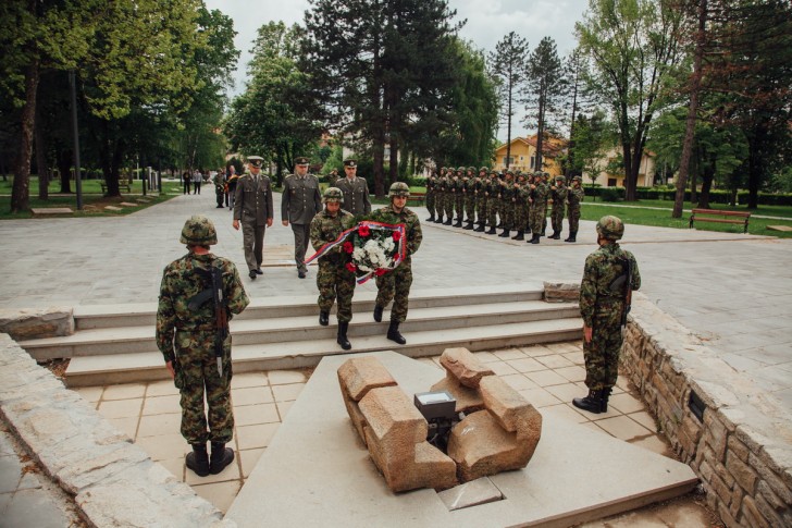 Polaganje cveća na spomen obeležje na Petom puku
